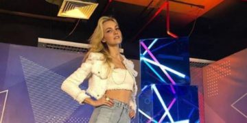 Carol Trentini curte praia com o filho e admite: ”Amo meus dois filhos de maneira diferente”